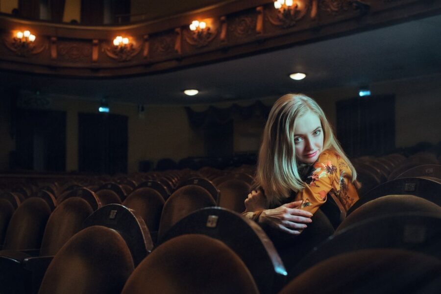 Jak się ubrać do teatru? Przewodnik po eleganckim stylu