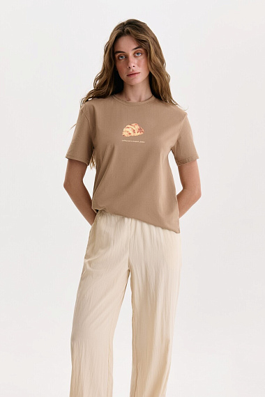Футболка з принтом в кольорі beige - 3500-36