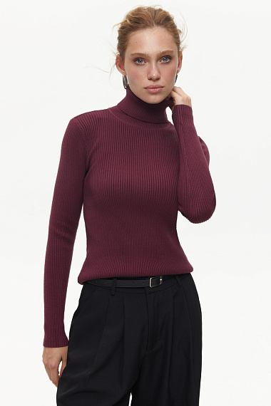 Sweter z golfem w kolorze jagodowym  - 8253-20733