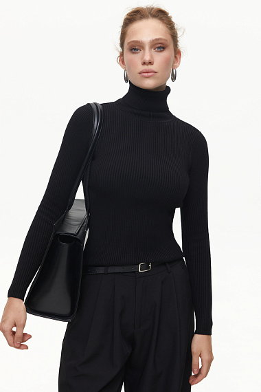 Sweter z golfem w kolorze czarnym  - 8253-10723