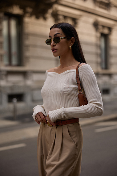 Beżowy sweter z dekoltem - 9511-12770
